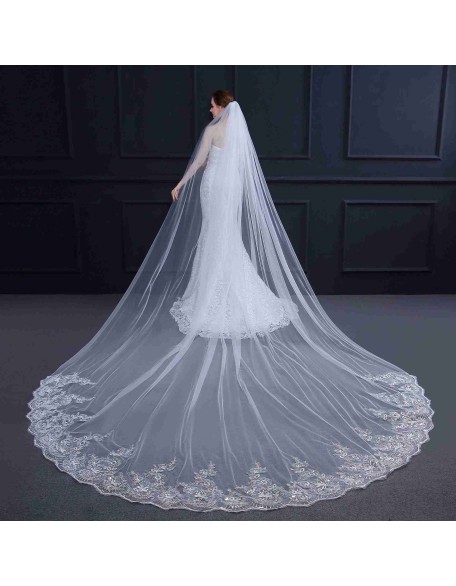 Long European and American wedding dress with tail